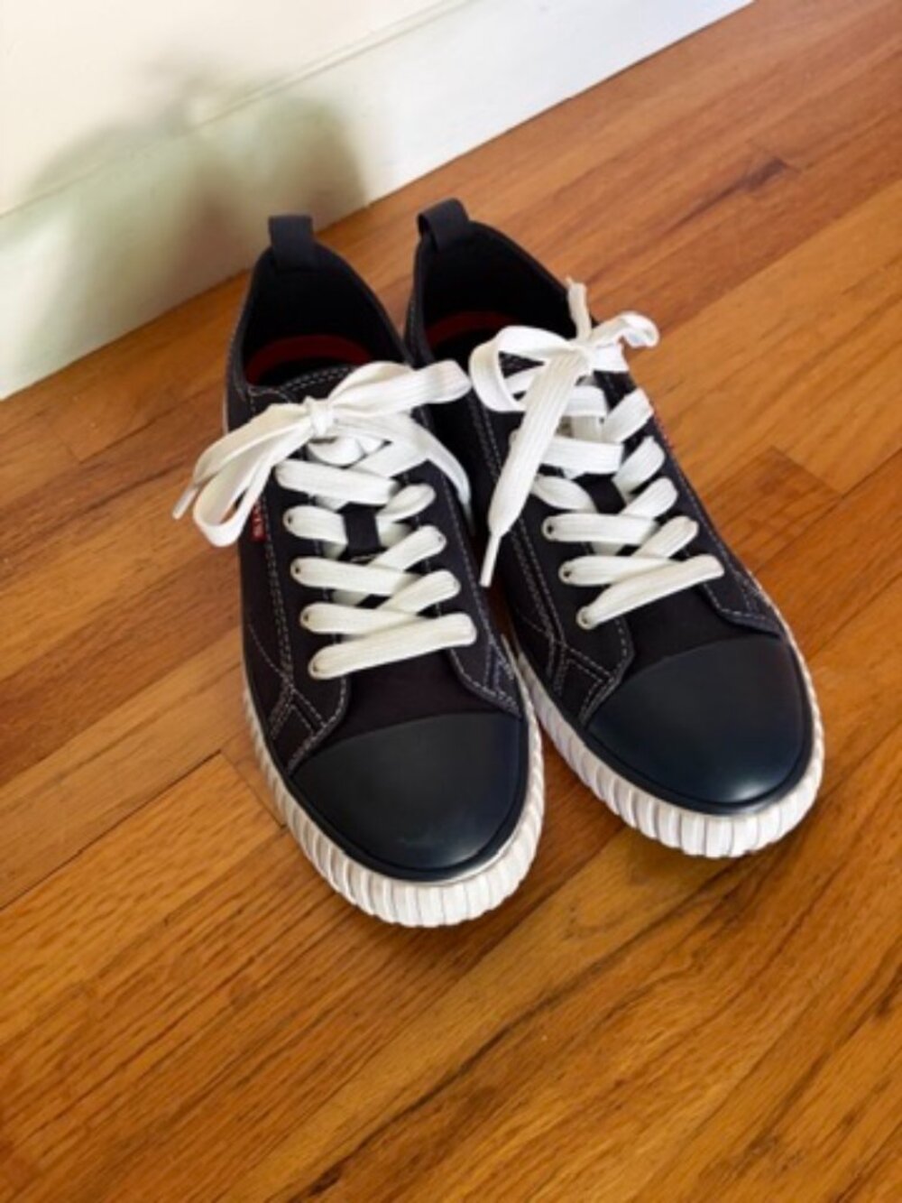 Navy LEVIS canvas tennis shoes